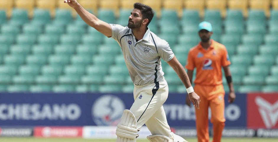 হাসানের হ্যাটট্রিক: ১ রানে ৪ উইকেট, আর আবুধাবির নীরব সকাল